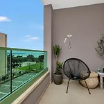 Pet Friendly Silver Sea With Free Parking Апартаменти *