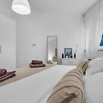 Апартаменти Pet Friendly Silver Sea With Free Parking *