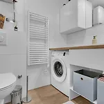 Pet Friendly Silver Sea With Free Parking Апартаменти Макарська