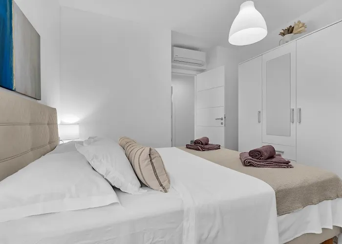 Pet Friendly Silver Sea With Free Parking *